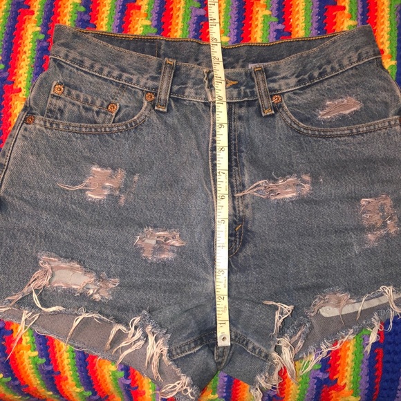 High waisted distressed Levi denim shorts, 28 W - Picture 5 of 6